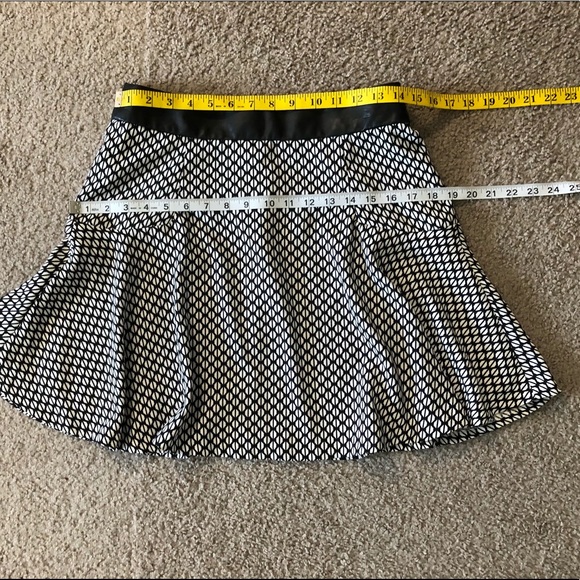 Banana Republic Mini Flared Skirt size 4 New With Tags Faux leather trim - Picture 5 of 13